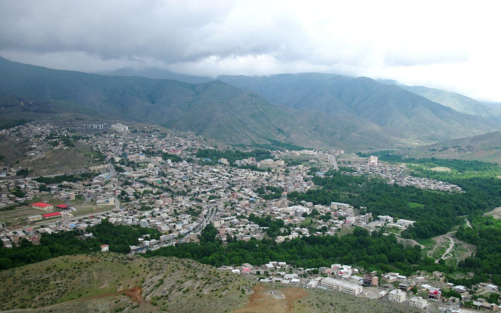 Arasbaran-Hügel im Frühling